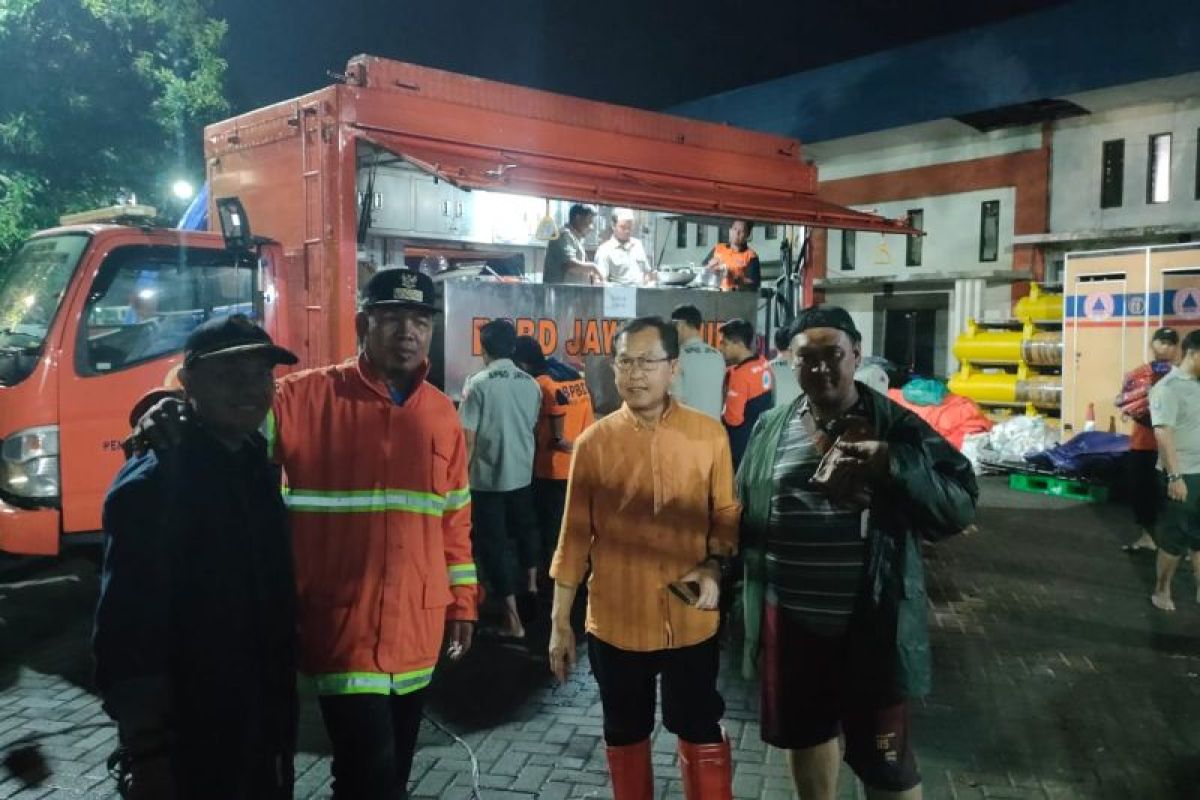 Pemkab Sidoarjo  kirim bantuan untuk warga terdampak banjir Waru