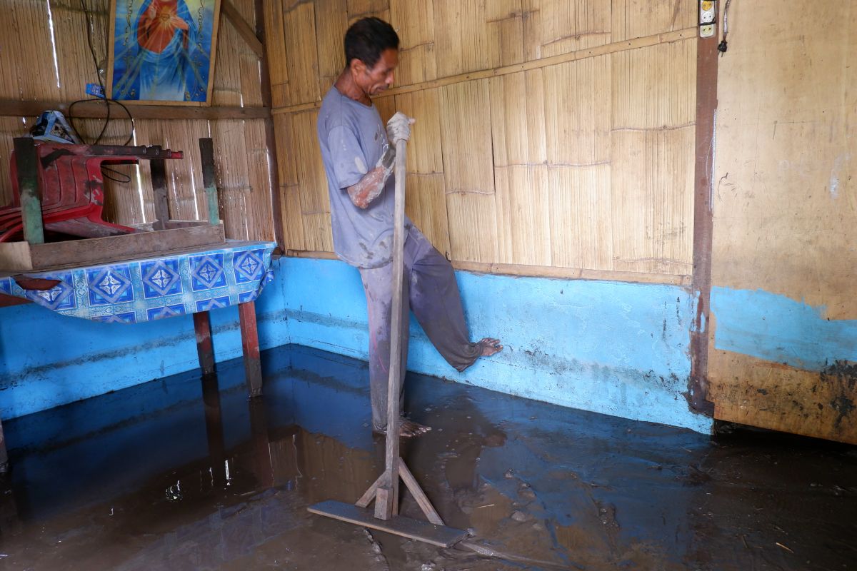 PVMBG imbau warga waspada banjir lahar Gunung Lewotobi saat hujan