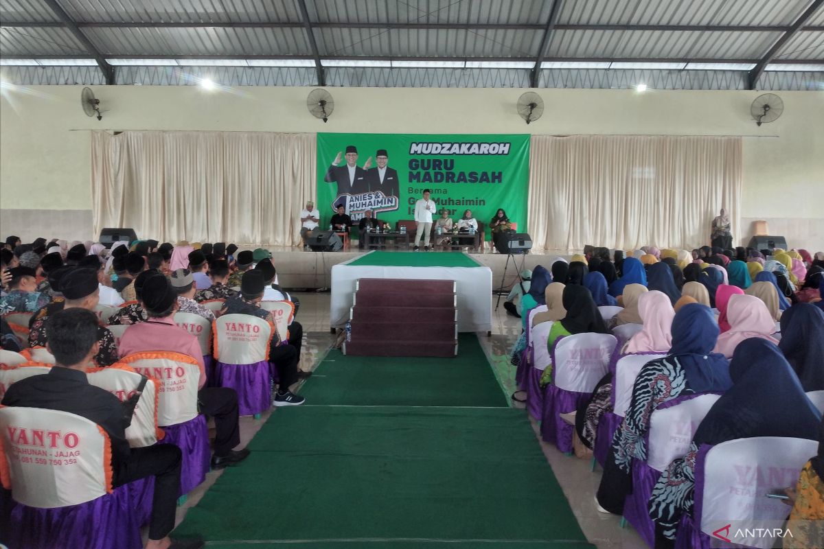 Muhaimim mendengarkan curhat guru madrasah di Banyuwangi