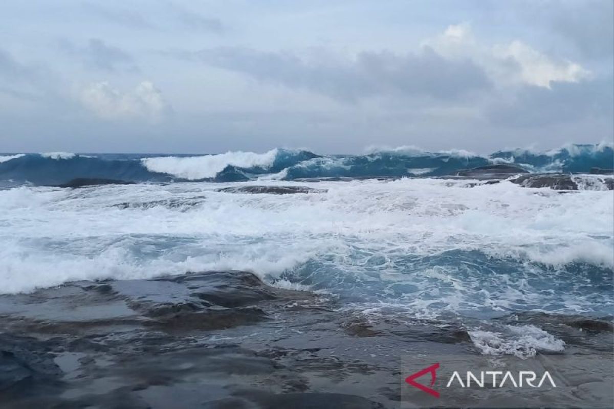 Waspada gelombang tinggi hingga 6 meter di perairan Indonesia