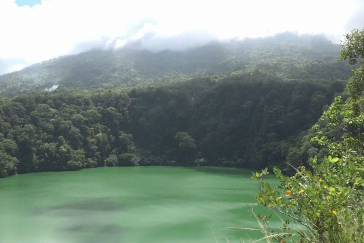 Pemkot Ternate benahi fasilitas objek wisata Danau Tolire