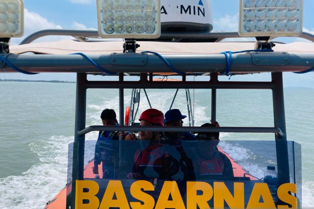 Tim SAR gabungan evakuasi nelayan Belitung ditemukan mengapung