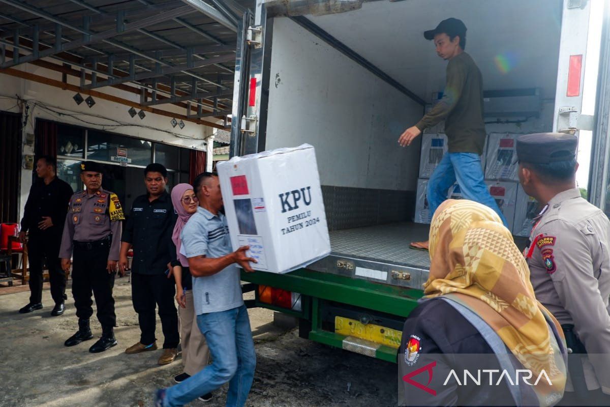 KPU Natuna distribusikan logistik pemilu ke daerah terluar Indonesia
