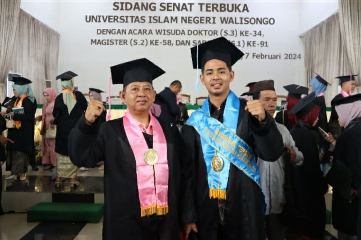 Inspiratif, ayah dan anak lulus bareng di UIN Walisongo