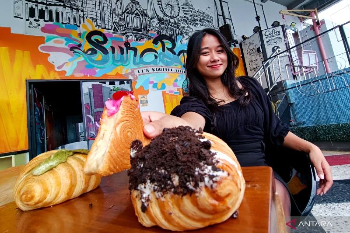 Menikmati pastri beragam toping di Surabaya Pusat