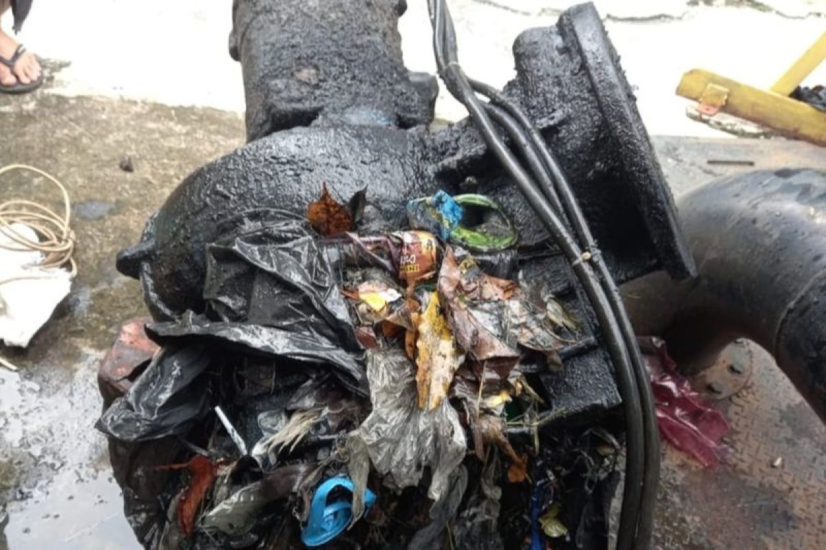 Belasan pompa air di Jakarta Barat rusak karena sampah