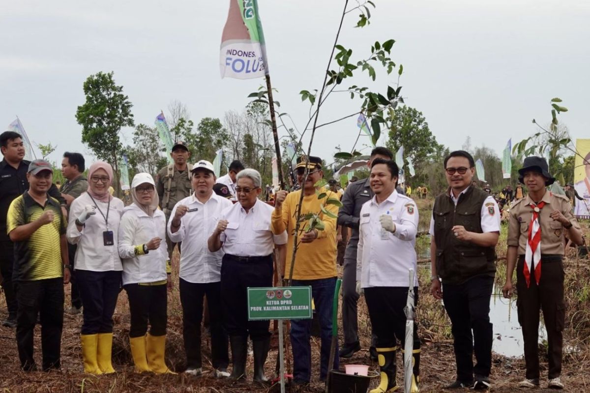KLHK tanam ribuan pohon di Hutan Kemasyarakatan Banjarbaru