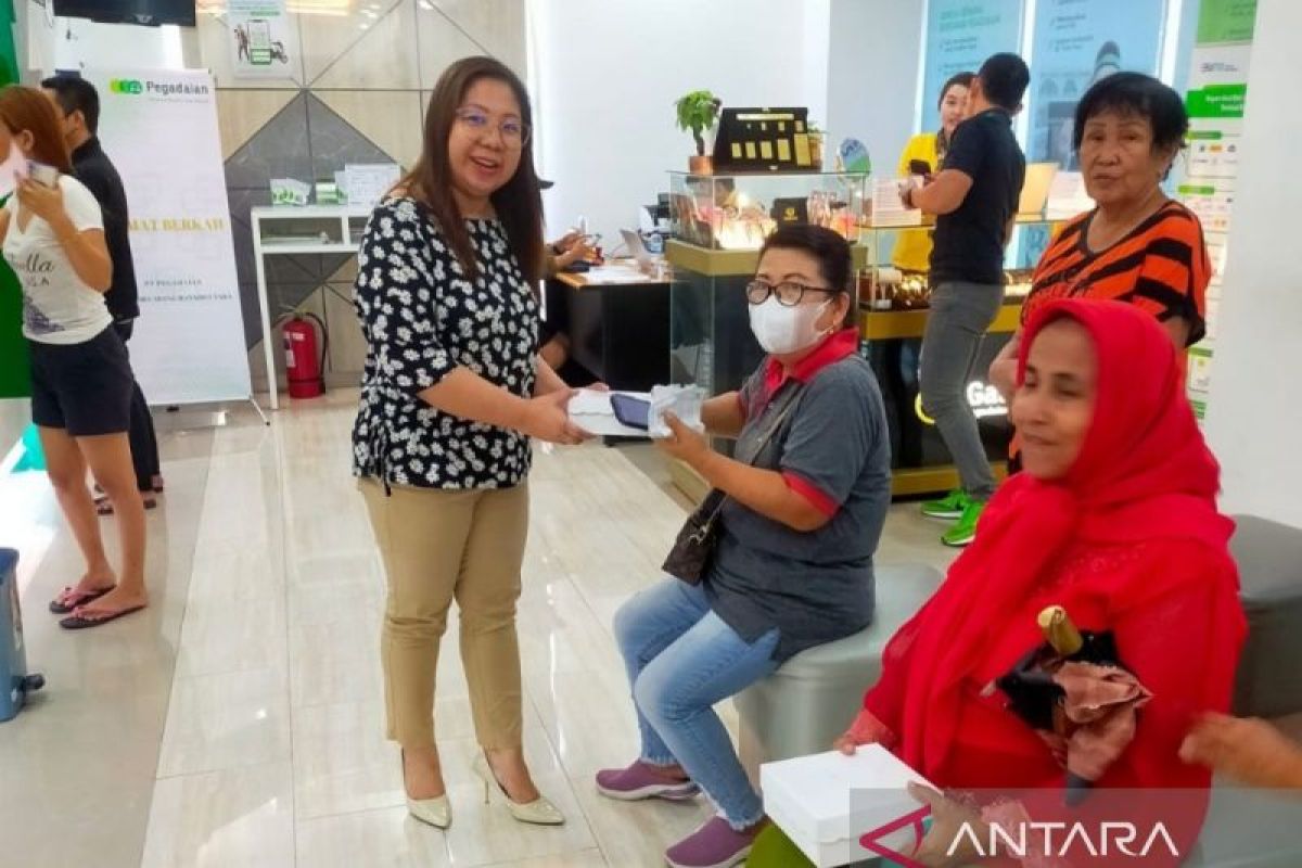 Pegadaian V Manado lanjutkan program "Mengetuk Pintu Langit," bagi-bagi makanan gratis