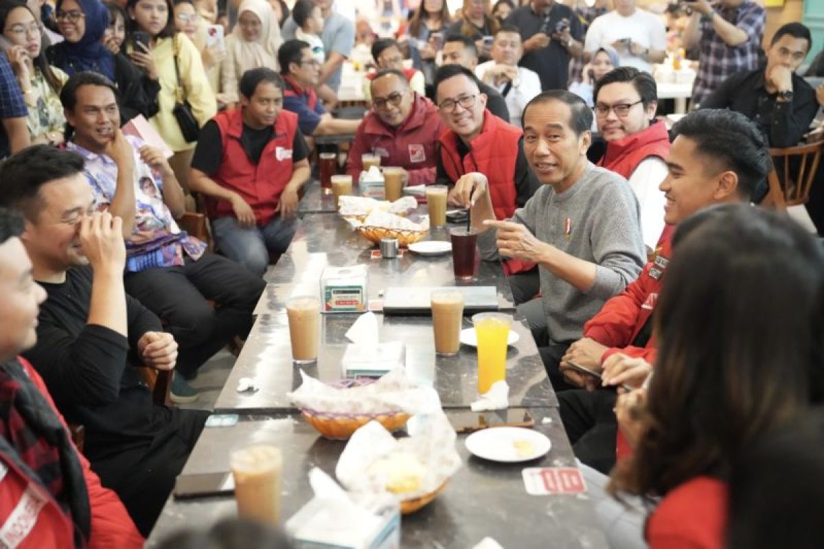 Kaesang ajak Jokowi santap mi goreng sambil bincang santai di Medan