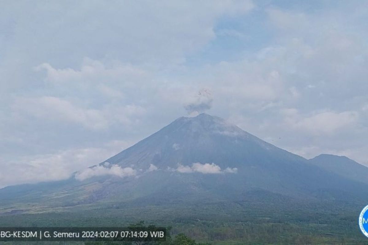 Gunung Semeru dua kali erupsi
