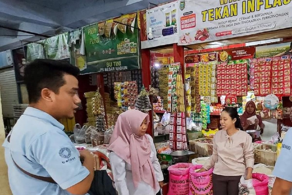 Bulog dan Dinas Perdagangan  Madiun pantau stok beras SPHP di pasaran