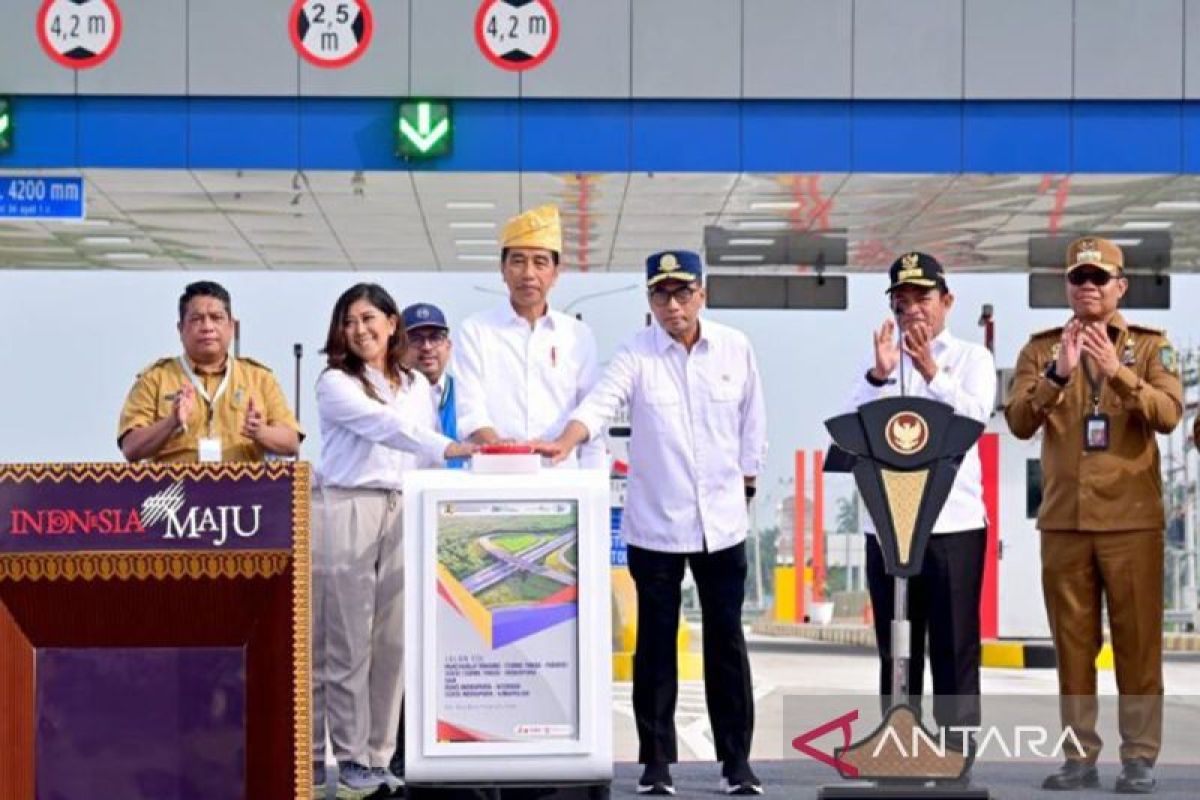 Presiden resmikan operasional dua tol penghubung wisata-KEK di Sumut