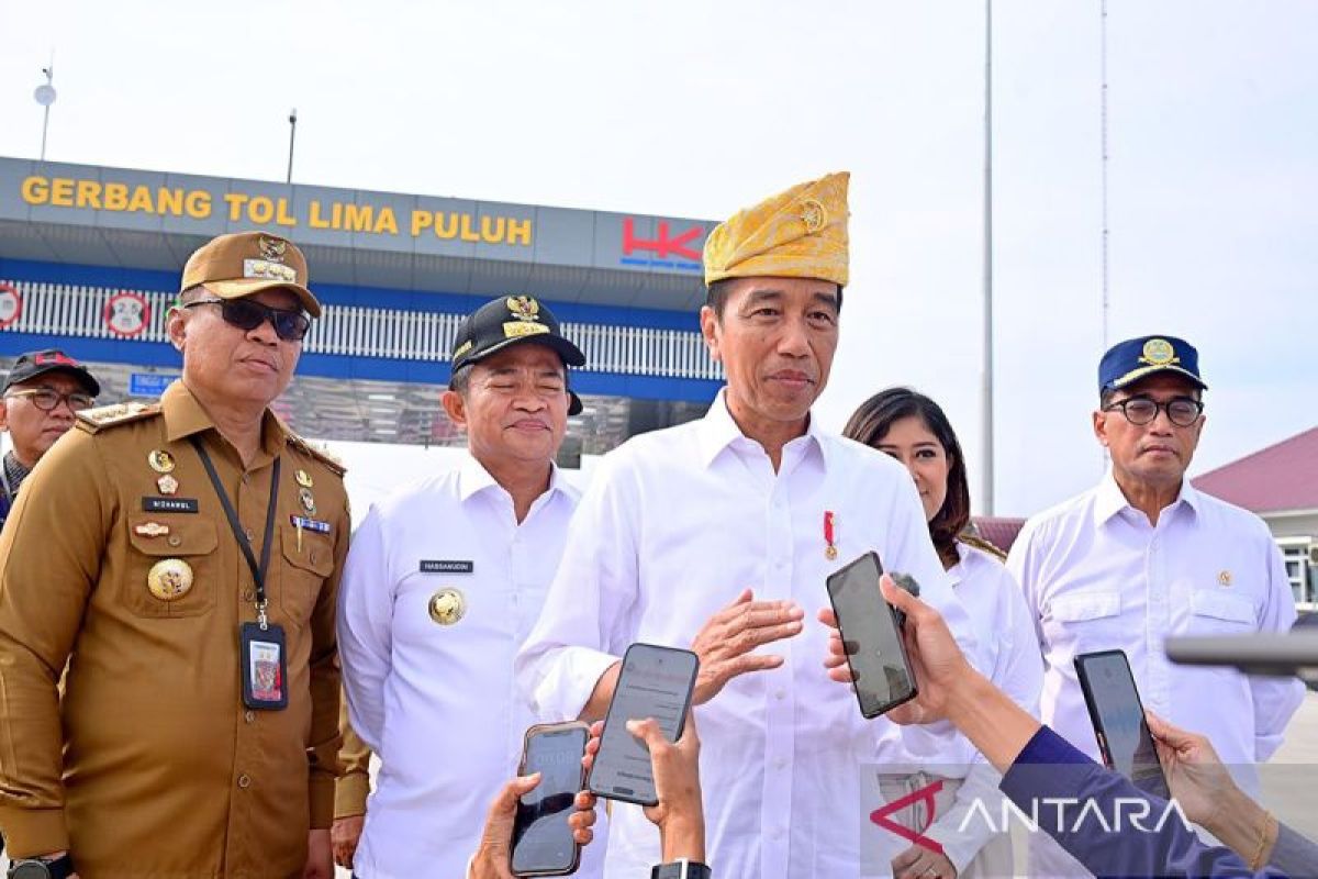 Jokowi meets micro business owners in N Sumatra, lauds loan repayment