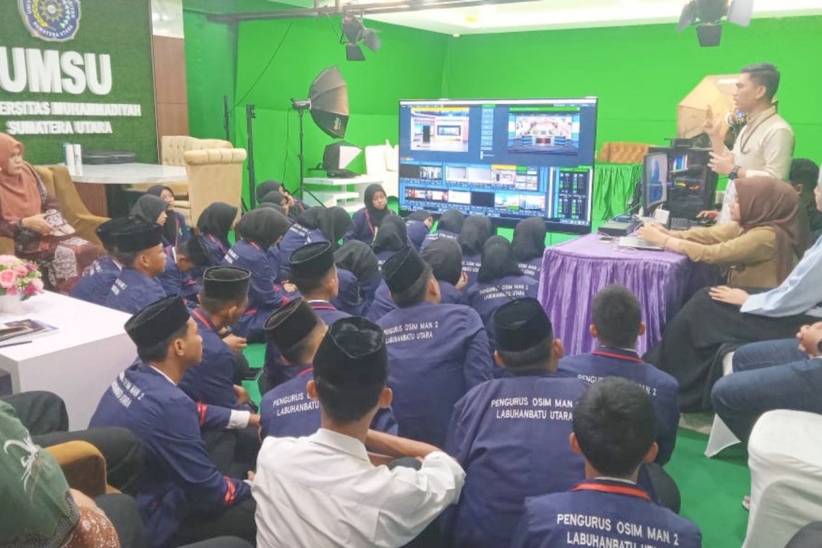 Siswa MAN 2 Labura kunjungi studio Humas UMSU di Medan