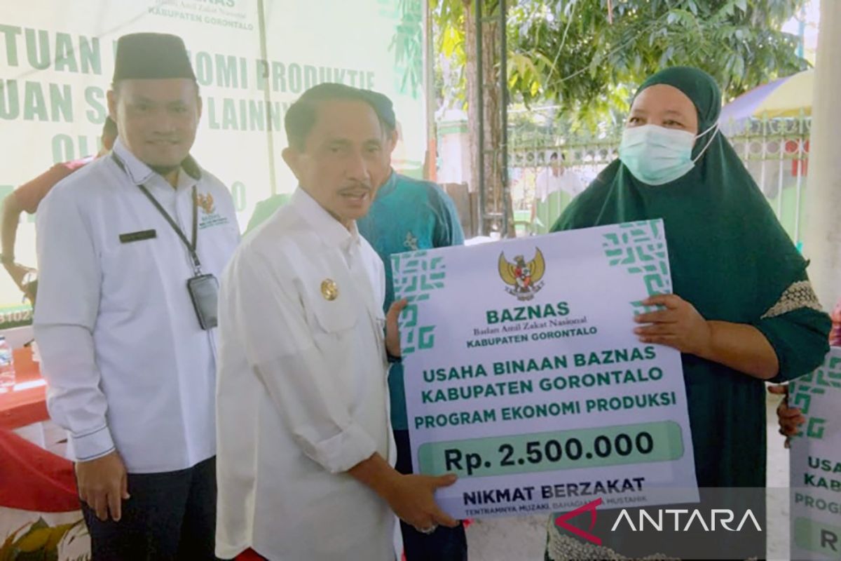 Bupati Gorontalo serahkan bantuan ekonomi produktif Baznas