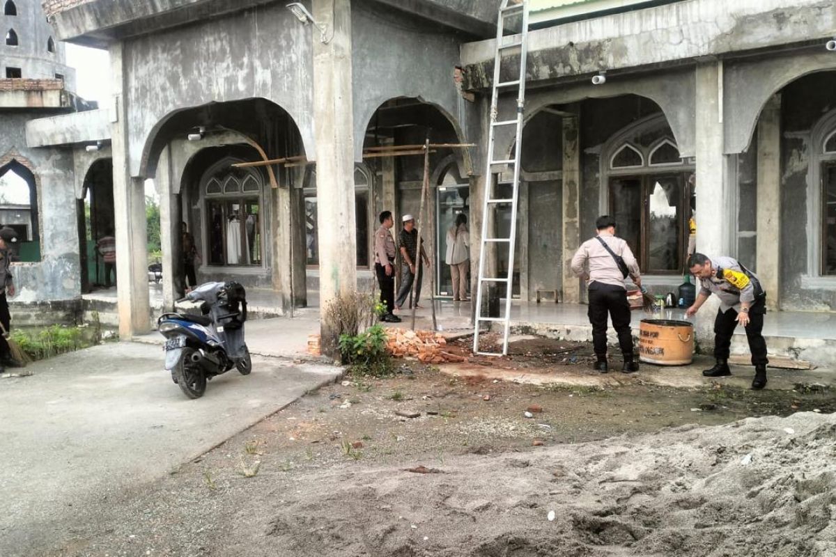 Saat Isra Mikraj, Polsek Bangko gotong royong bersihkan masjid