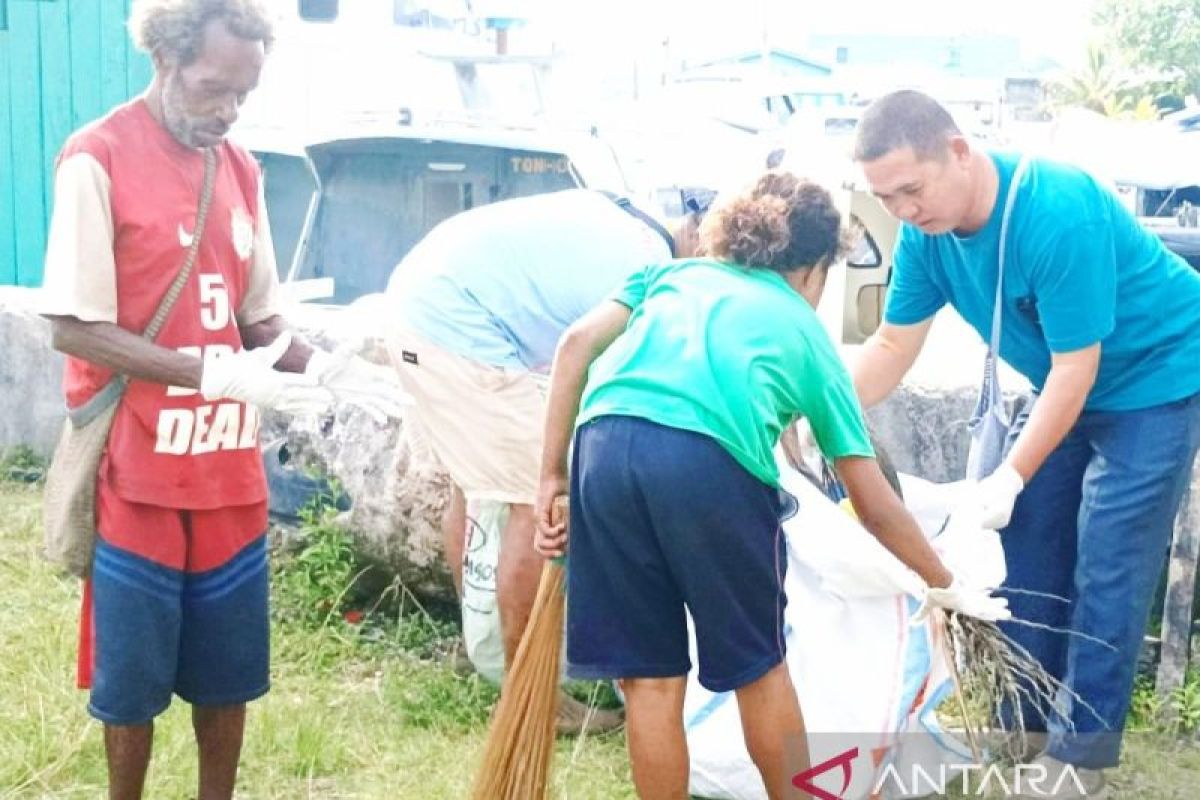 DLH: Program gerebek sampah di Biak kumpulkan limbah plastik satu ton