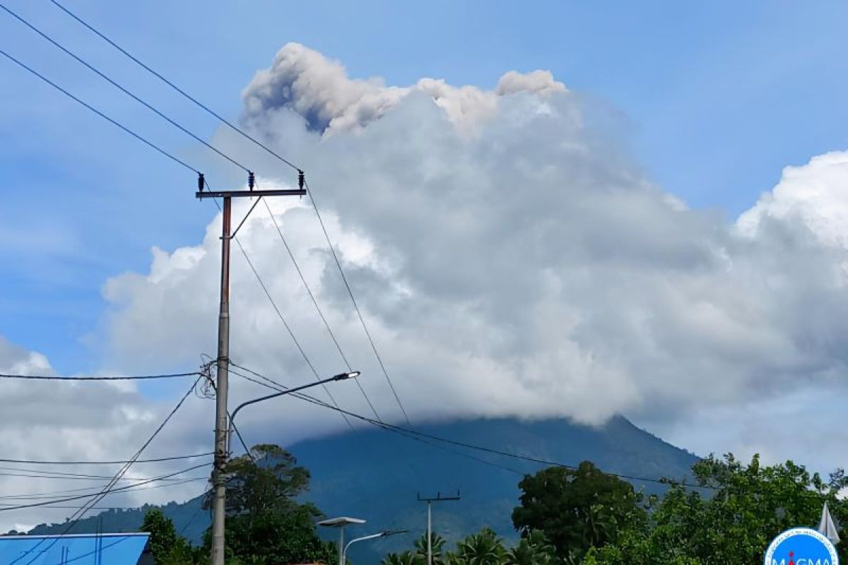 Gunung Ibu meletus lontarkan abu vulkanik setinggi satu kilometer