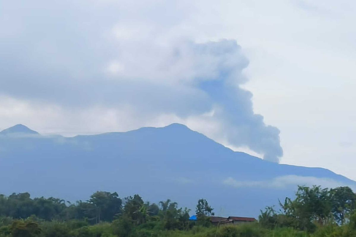 Gunung Marapi kembali erupsi dengan tinggi abu capai 700 meter