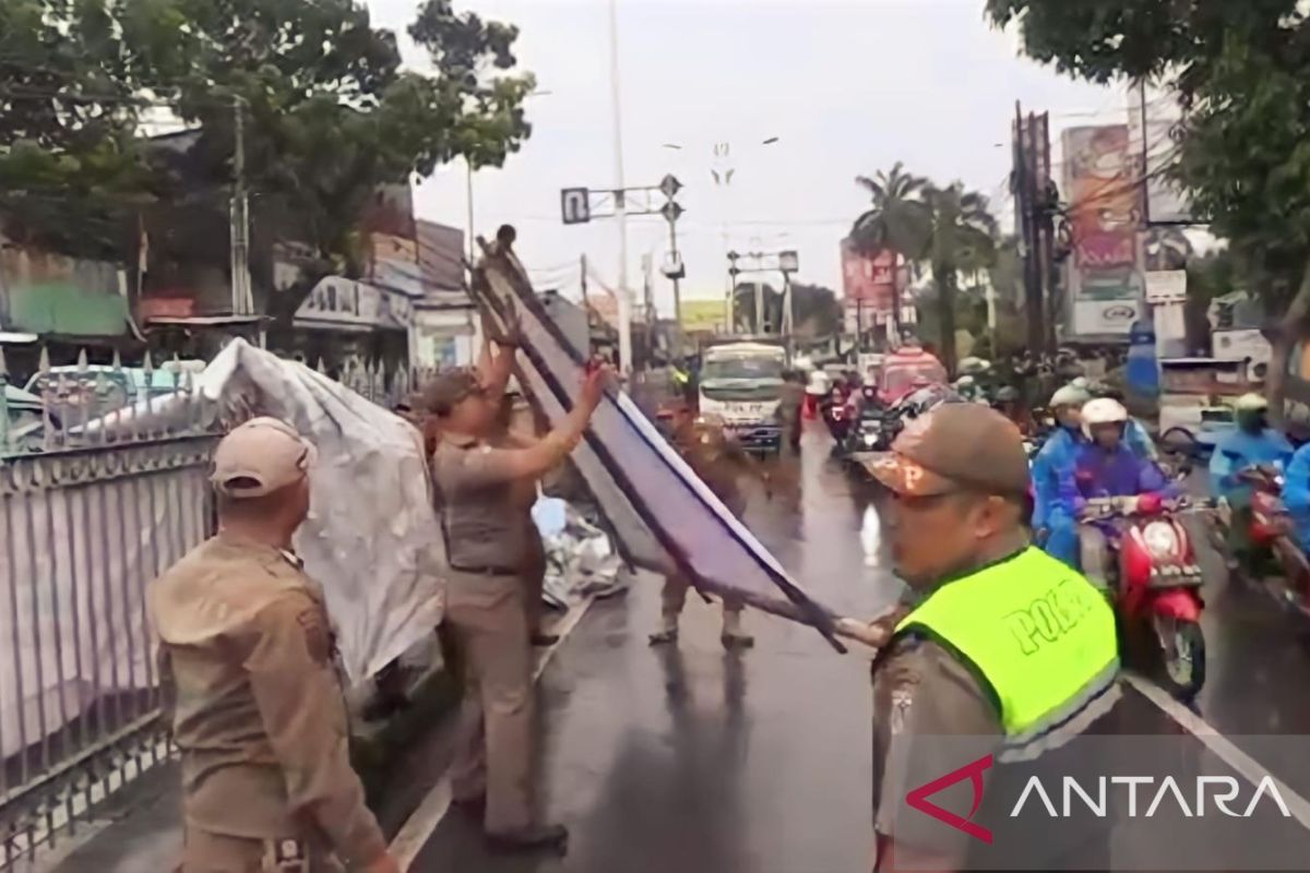 Ribuan personel gabungan bersihkan alat peraga kampanye di Jaktim