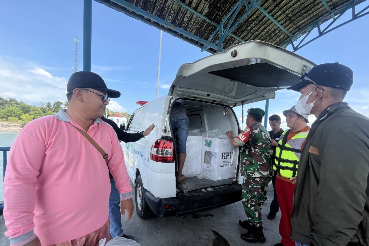 Logistik Pemilu 2024 di Pulau Belakangpadang Batam diangkut pakai ambulans
