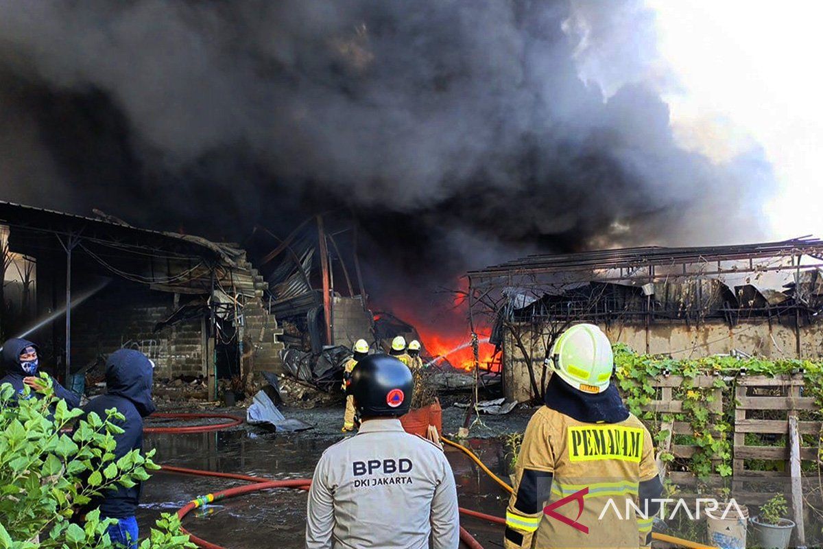 95 personel pemadam atasi kebakaran tiga pabrik di Kalideres