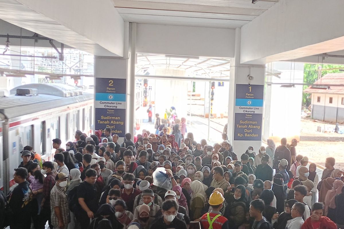 Stasiun Manggarai padat penumpang pada hari libur nasional