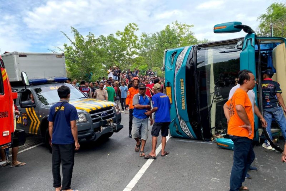 Bus pariwisata terguling, tiga penumpang tewas