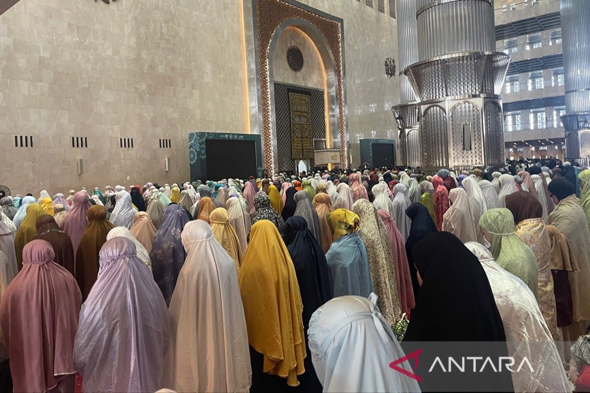 Masyarakat isi libur Isra Mikraj dengan kunjungi Masjid Istiqlal