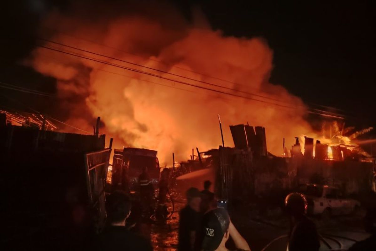 Rumah dan gudang barang bekas di Bengkulu ludes terbakar