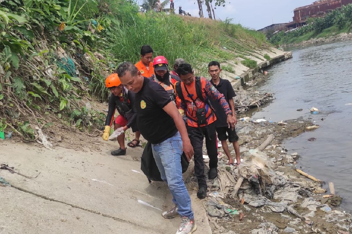 Tim SAR Medan evakuasi anak 12 tahun hanyut saat main di Sungai Deli