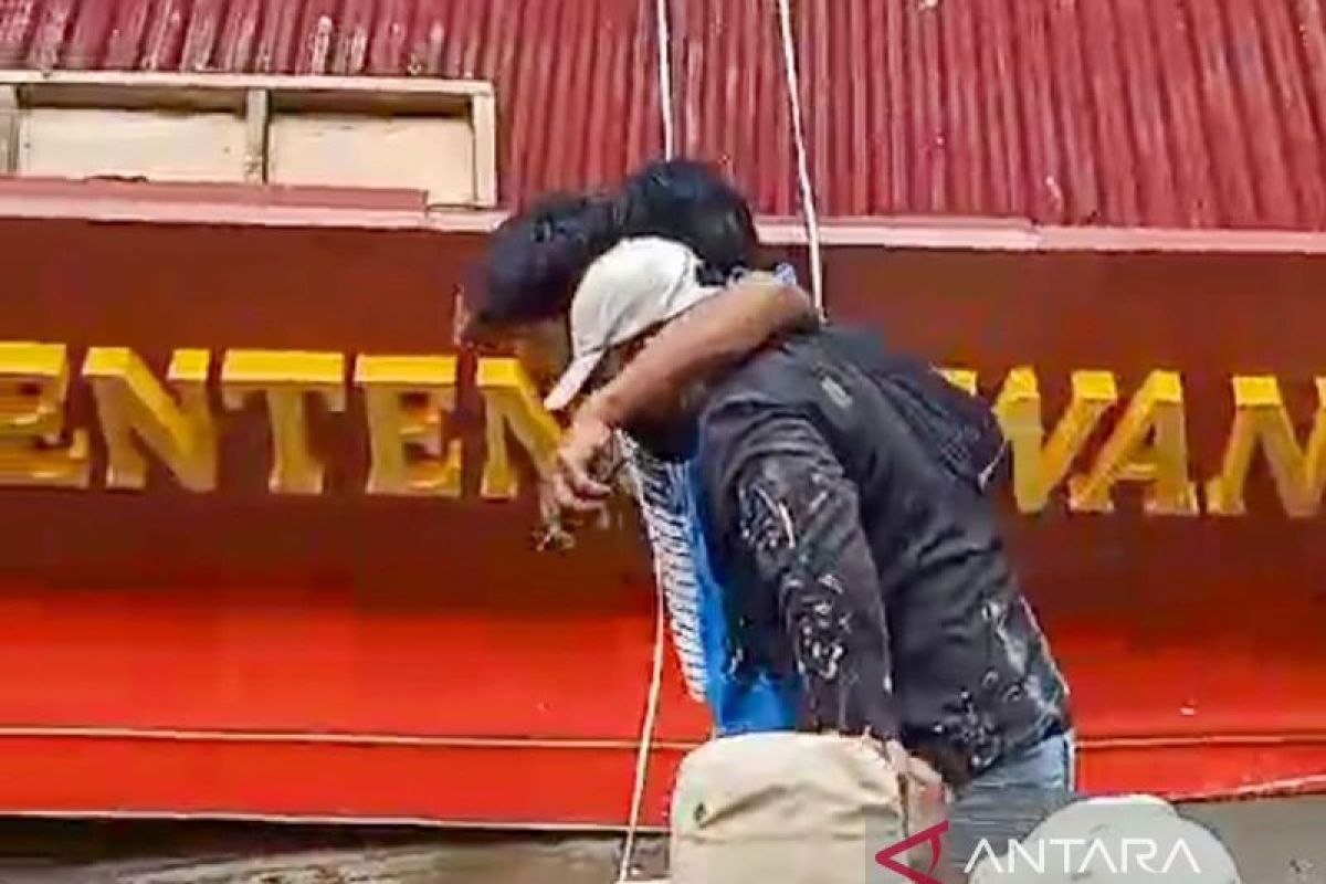 Dua pekerja terluka akibat kanopi Klenteng Kwankong Makassar roboh