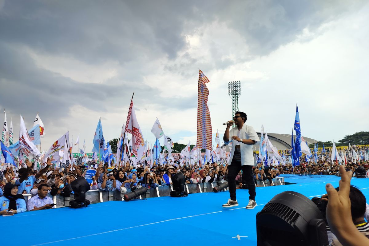 Denny Caknan goyang pendukung Prabowo-Gibran di Gelora Sidoarjo