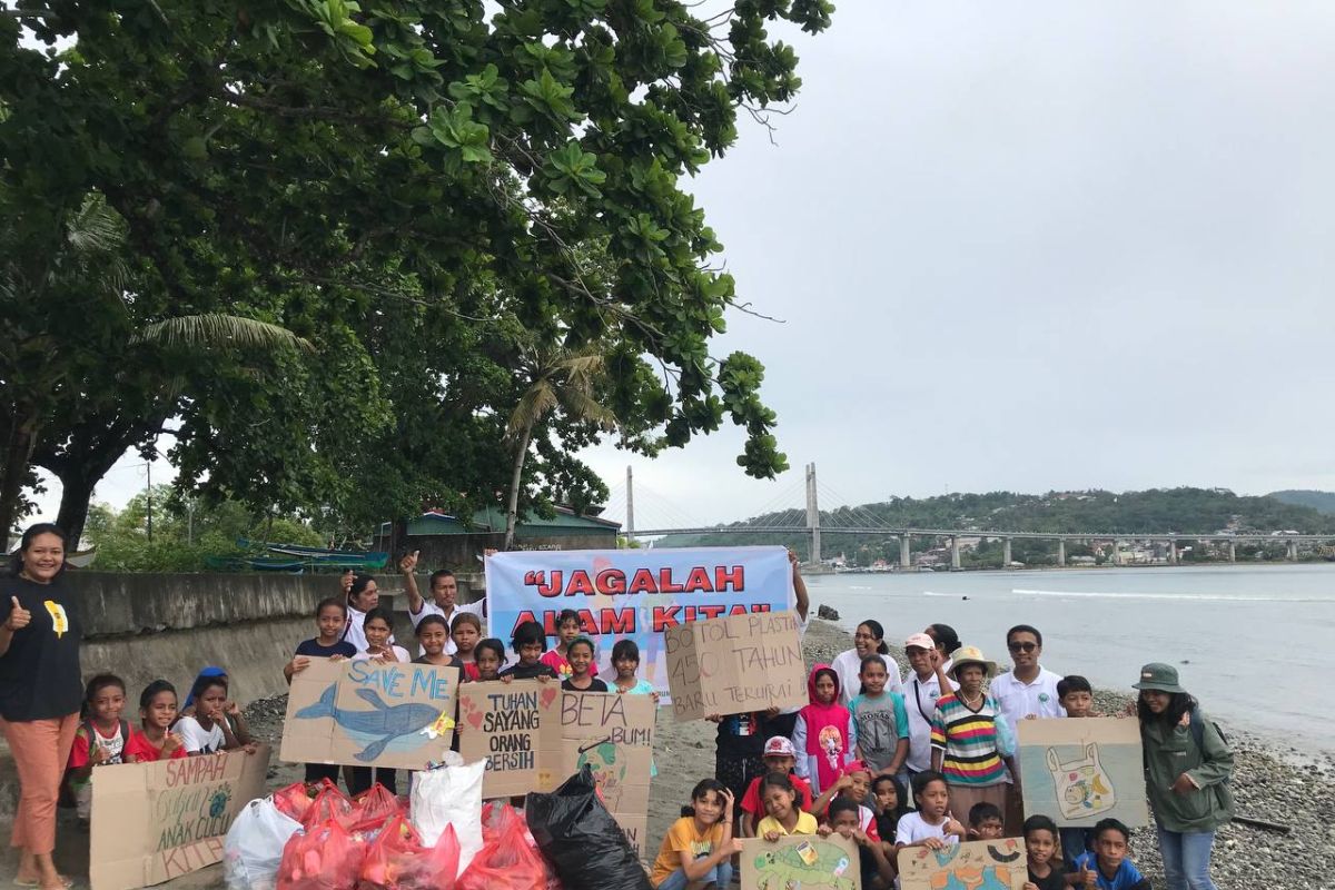 Peduli lingkungan, LSM MCC ajak anak-anak bersih pantai kumpul 17 kantong sampah di Ambon