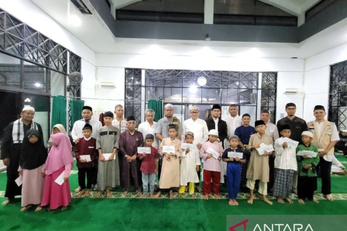 Peringati Isra Mi'raj, Masjid GI PLN Kampak santuni 26 anak yatim