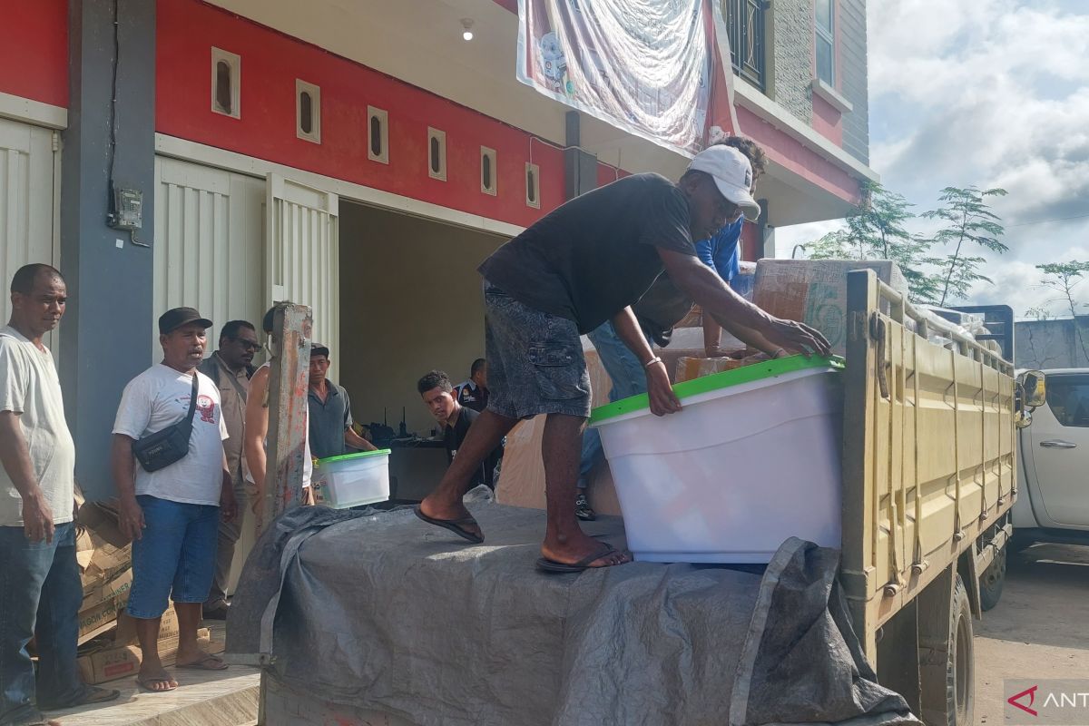 KPU Kabupaten Sorong mulai distribusikan logistik ke 30 distrik