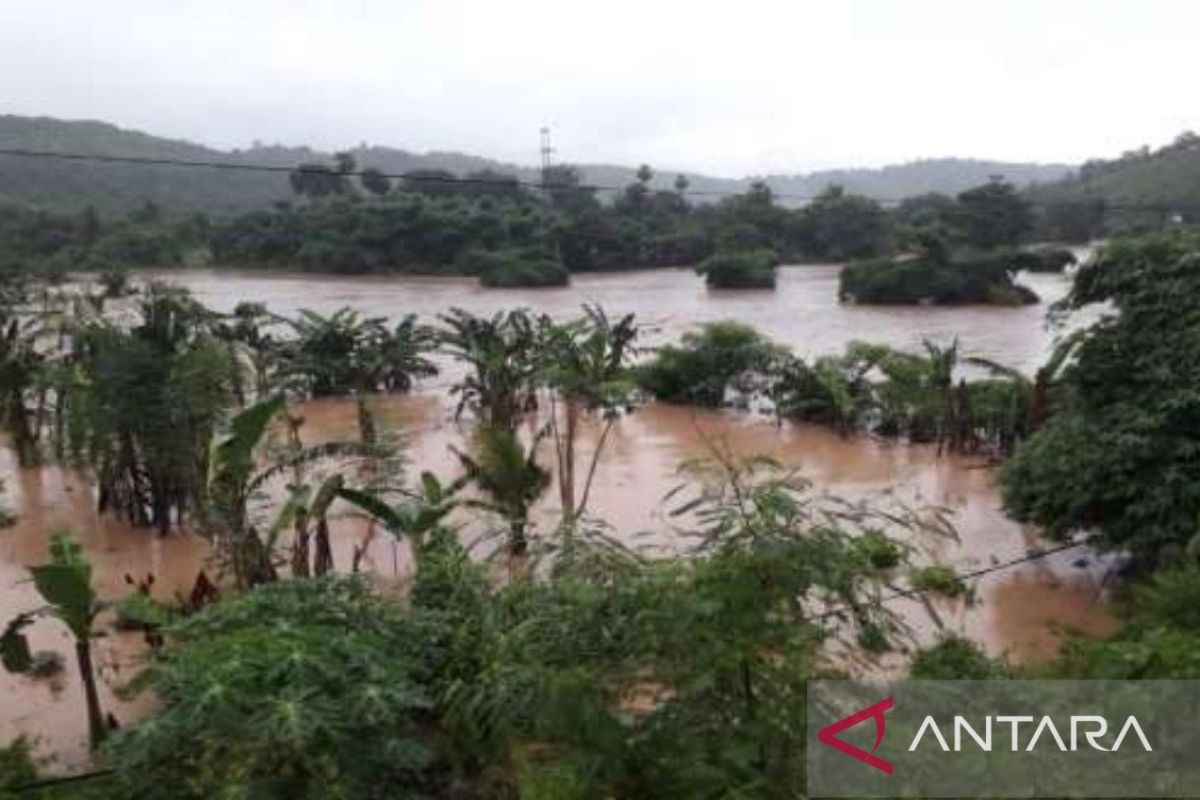 Warga terdampak banjir di sejumlah wilayah Kota Bima dievakuasi