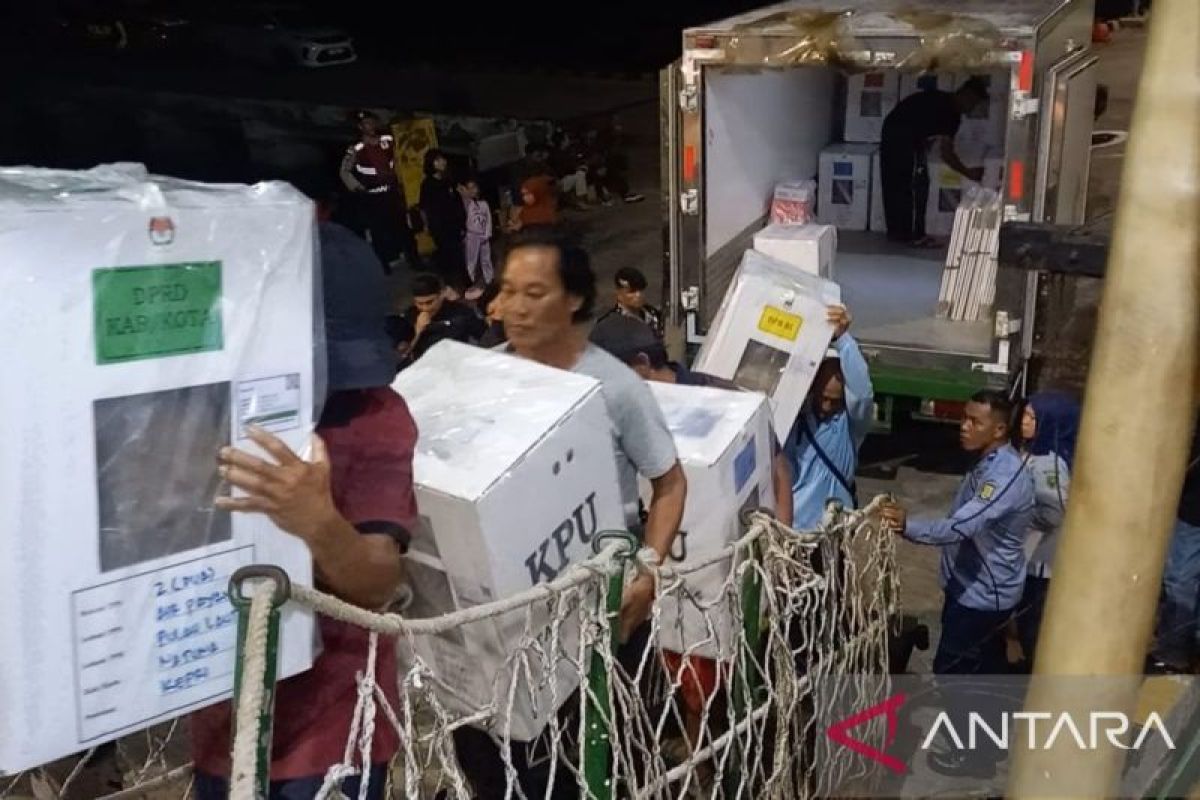 Mengarungi samudera luas demi logistik pemilu tiba tepat waktu di Natuna