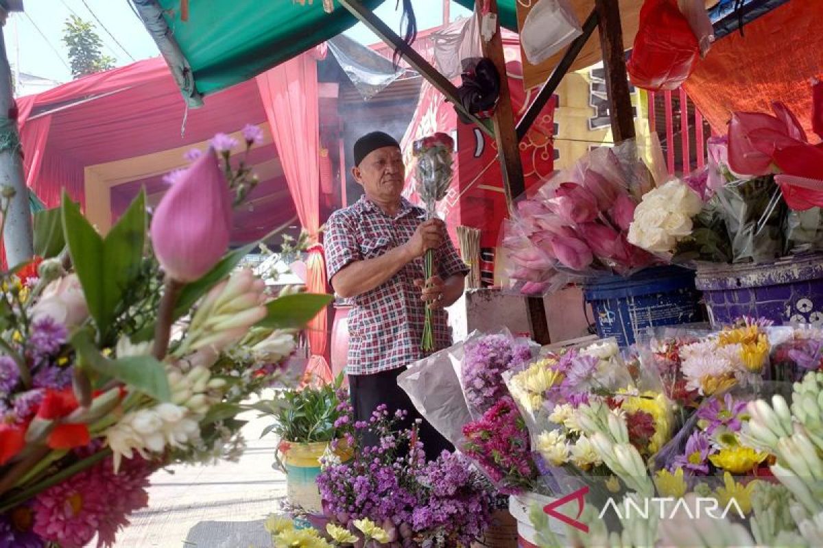 Pedagang bunga di depan Vihara Dharma Bakti mengaku omzet menurun
