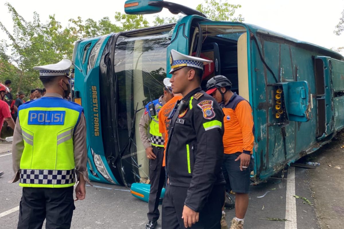 Bus pariwisata terguling di Bukit Bego tiga penumpang tewas