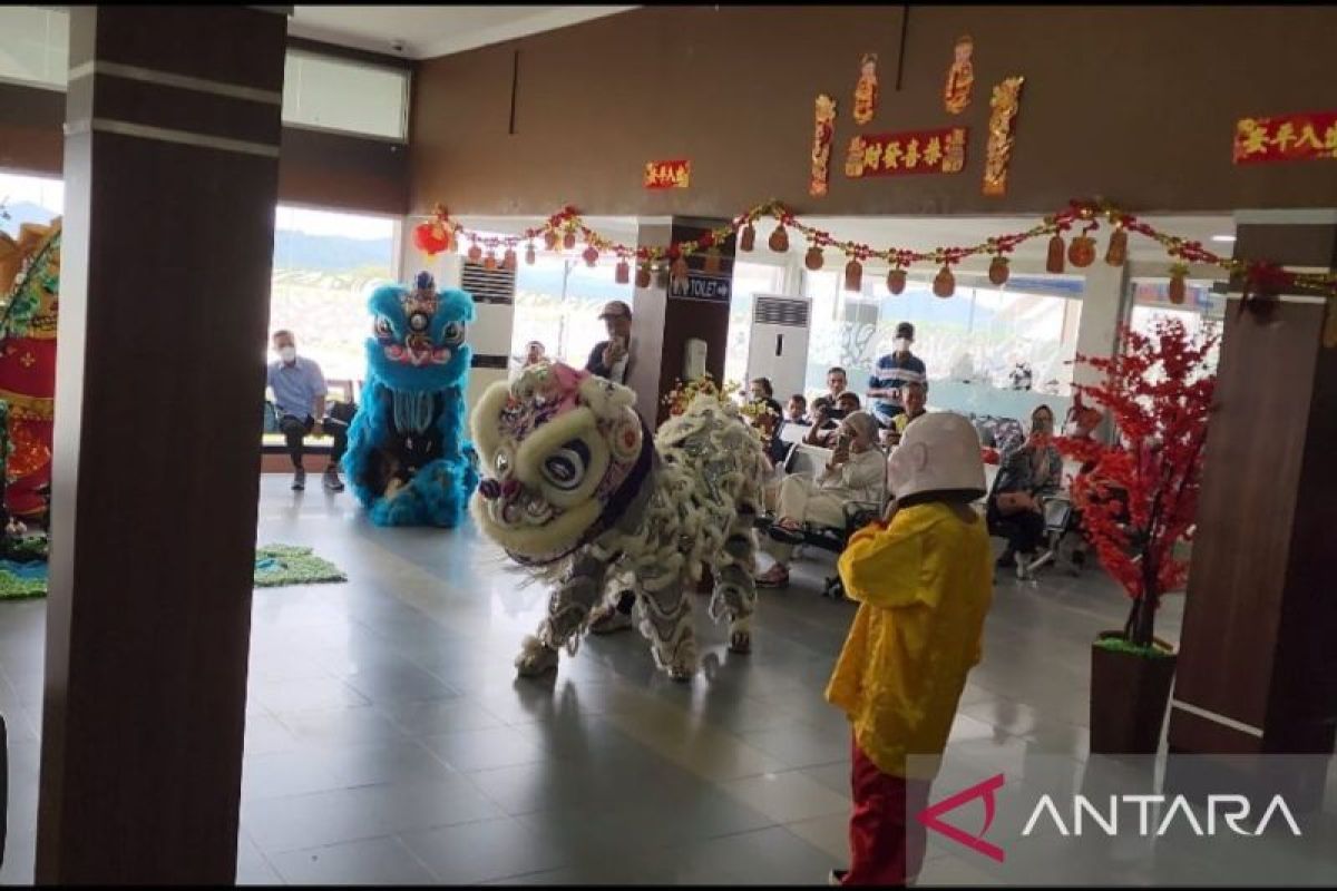 Bandara HAS Hanandjoeddin Belitung hibur penumpang dengan pertunjukan barongsai