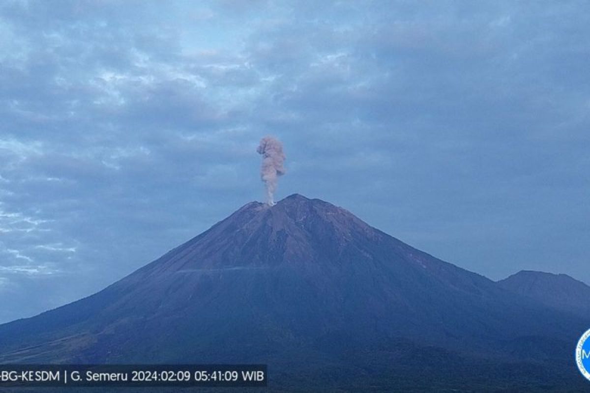 Gunung Semeru erupsi setinggi satu km