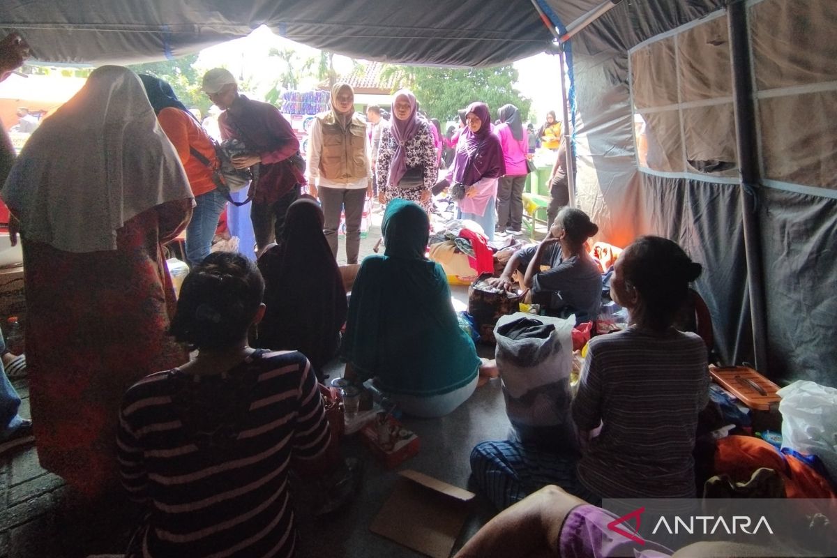 Pemkab Demak berupaya evakuasi korban banjir yang terjebak di rumah