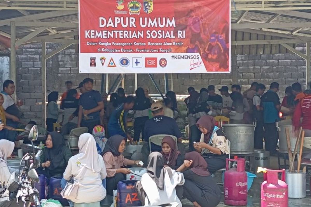 Pemprov Jateng distribusikan bantuan pangan untuk korban banjir Demak