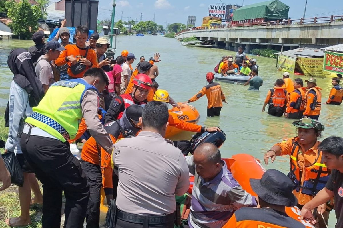 Polres Kudus  bantu evakuasi korban banjir di Demak