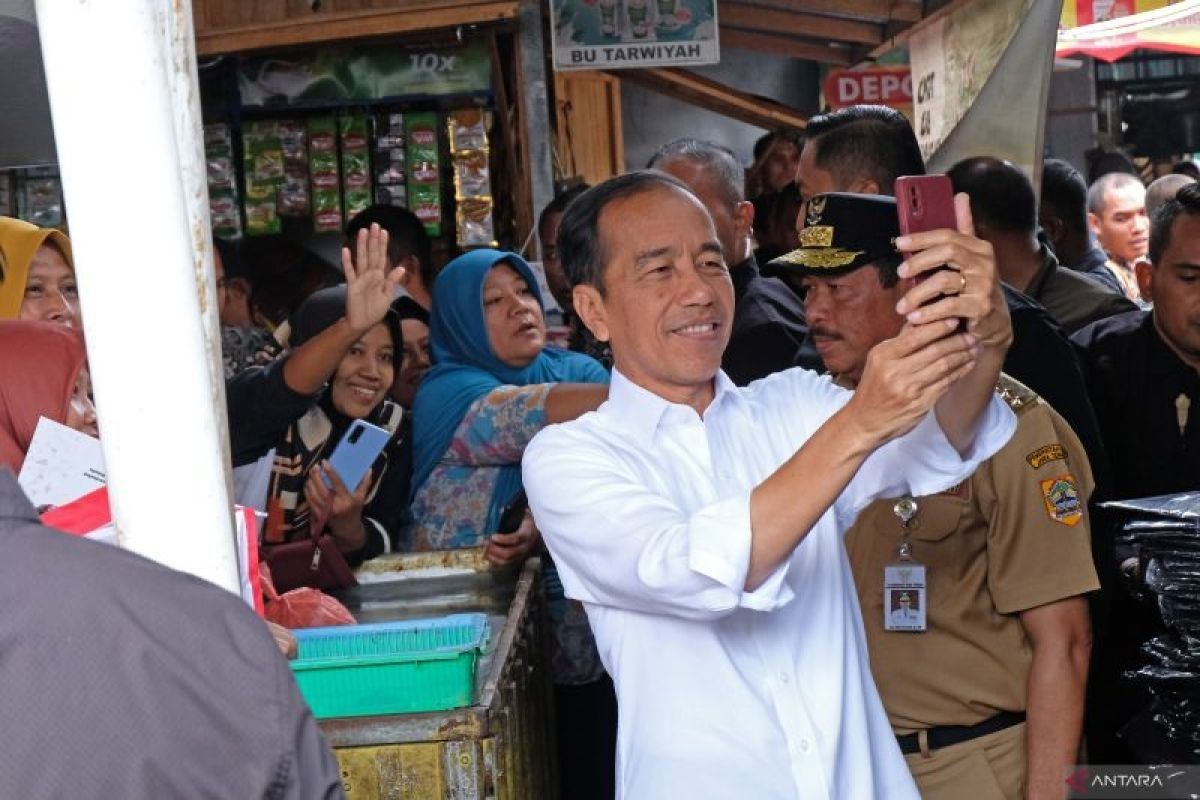 Survei Indikator menunjukkan mayoritas warga puas atas kinerja Presiden Jokowi