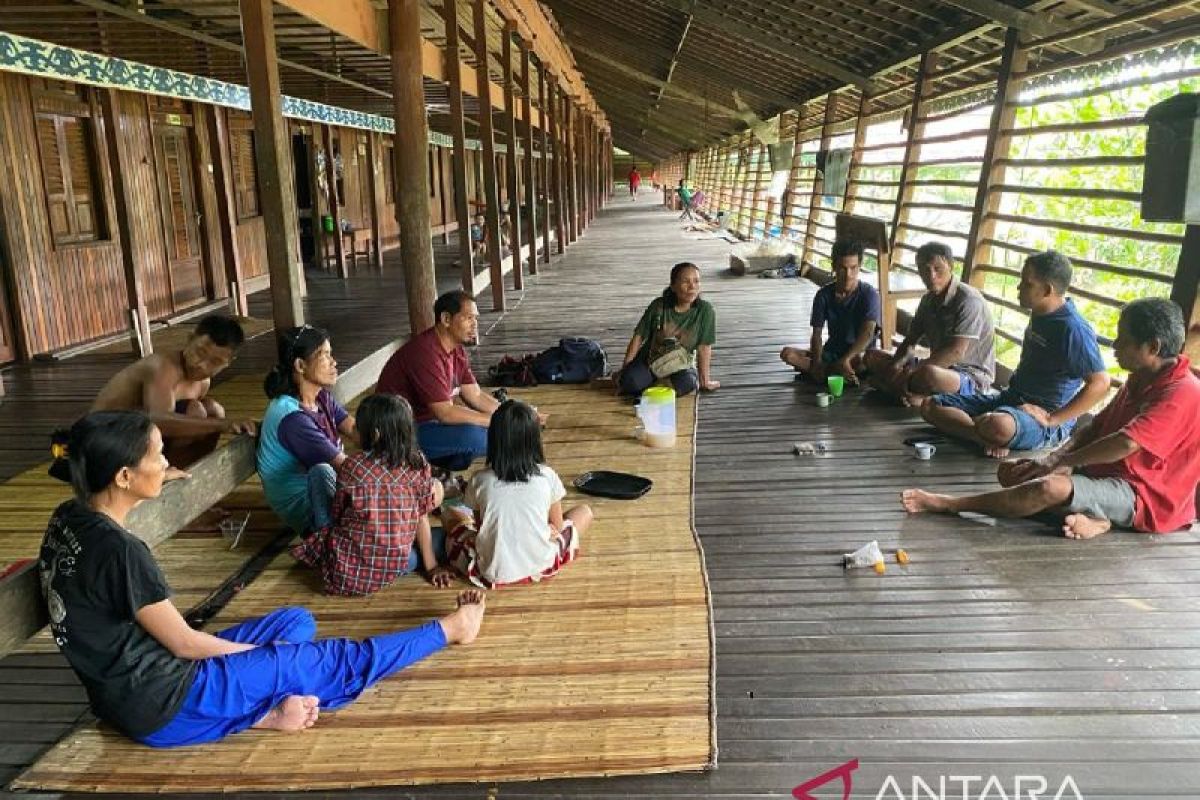 Masyarakat Dayak Taman Kapuas libur berladang sehari saat Pemilu 2024