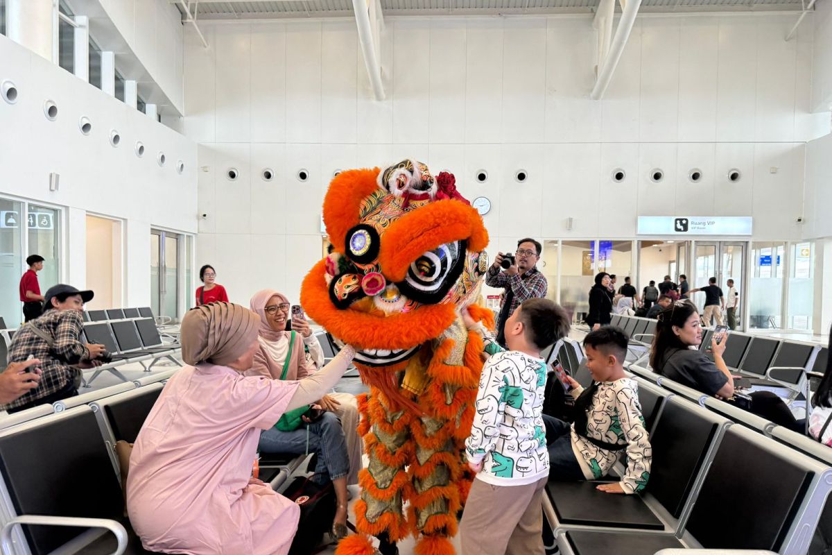 KCIC hadirkan barongsai di Stasiun Kereta Cepat Whoosh meriahkan Imlek