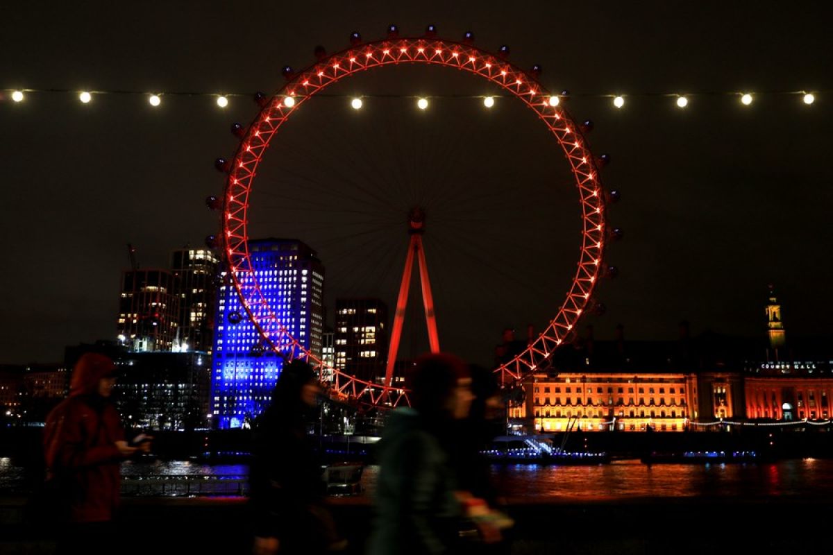 Rayakan Imlek, London Eye bermandikan cahaya merah dan emas