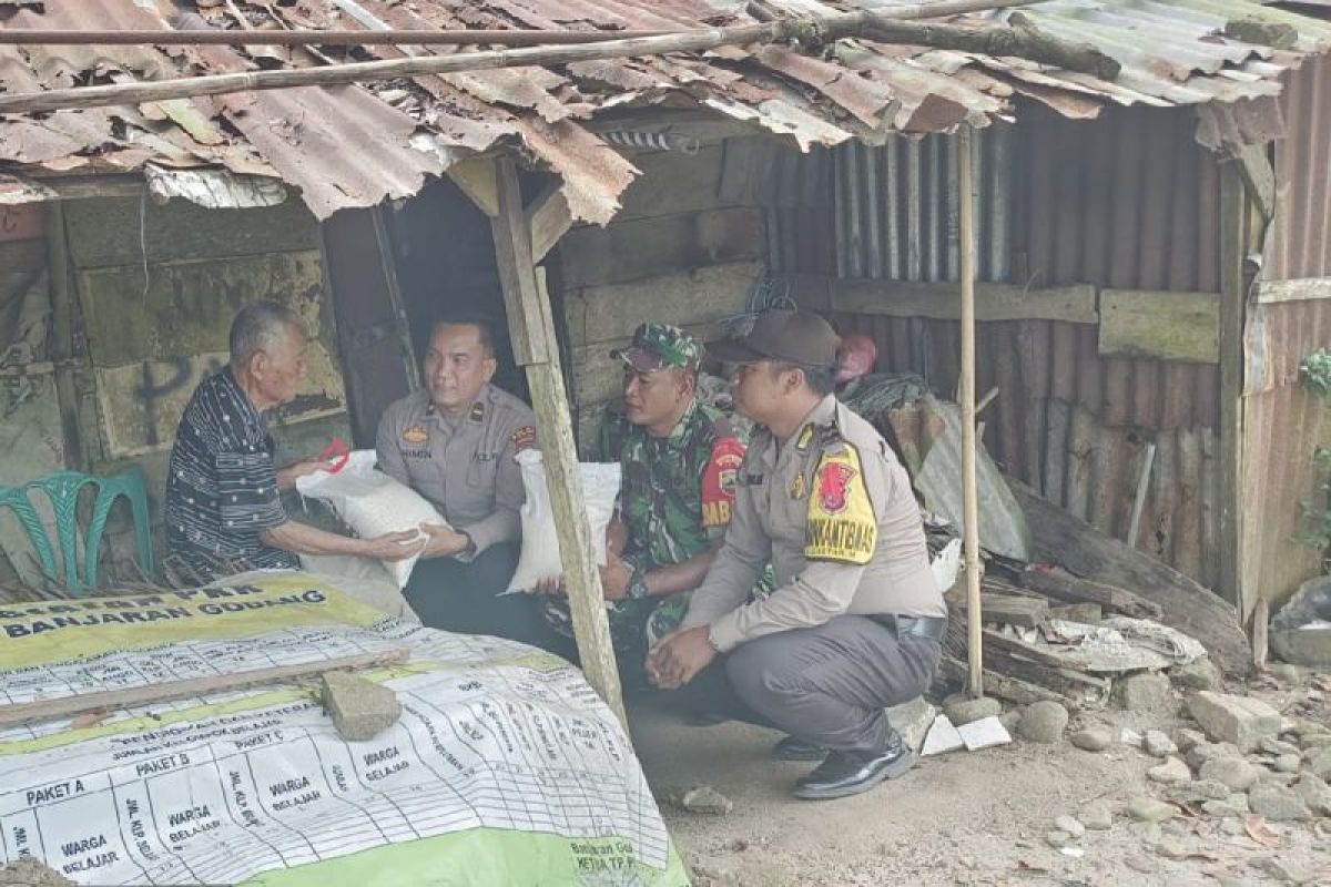 Polsek Kotarih beri bantuan bahan pangan pada penduduk setempat